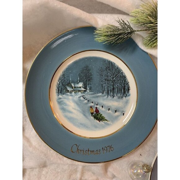 Avon Other - AVON 1976 Bringing Home The Tree Christmas Plate Wedgwood NIB Cottage Core